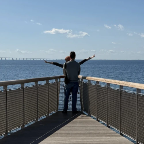 Paarfoto am Ufer in Malmö